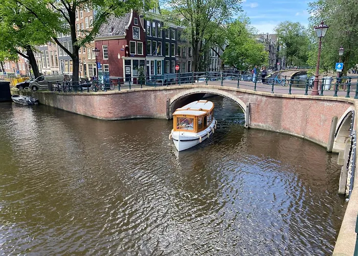 Joyjoyjoy The White Wilde Ecolicious In A Historic Canalhouse From 1799 With Terrace At The Canals 암스테르담